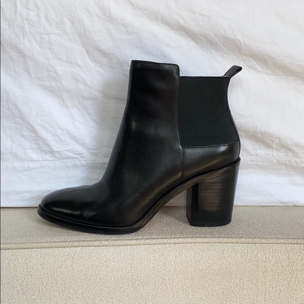 Pour la Victoire leather booties